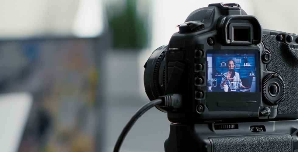 Bilder som viser moderne innholdsproduksjon, produktfoto, hverdagsøyeblikk, kreativt arbeid, filming, estetiske detaljer og autentisk visuelt innhold til sosiale medier.