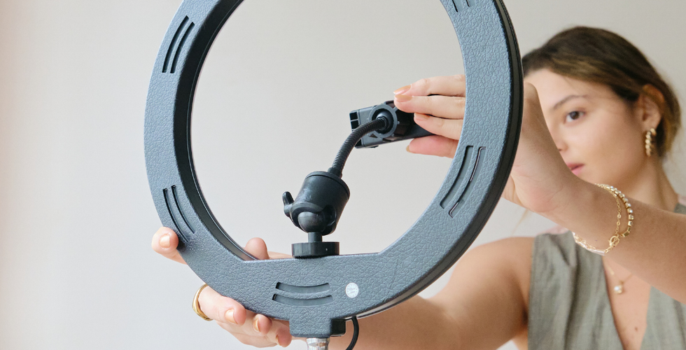 Bilder som viser moderne innholdsproduksjon, produktfoto, hverdagsøyeblikk, kreativt arbeid, filming, estetiske detaljer og autentisk visuelt innhold til sosiale medier.