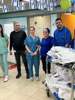 משפחת אטיאס מ"כל בו מכשירי כתיבה" מחלקים מאות מתנות 