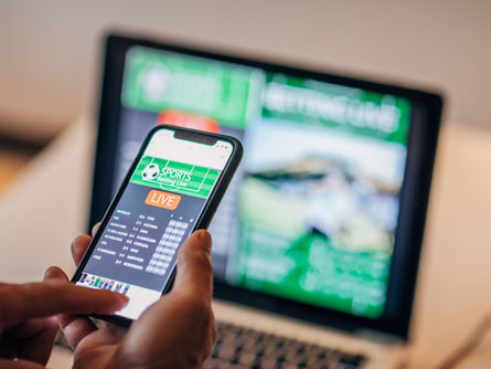 Am I a Problem Gambler? 12 Signs and a 2-Minute Self-Check