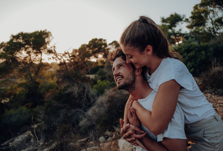 Couple walking together after seeking drug and alcohol rehab in Melbourne