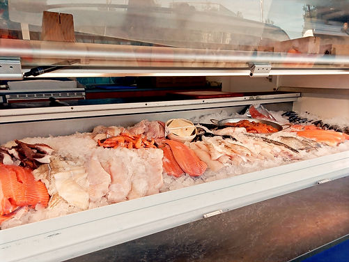 Wochenmarkt Theke Fisch_edited.jpg