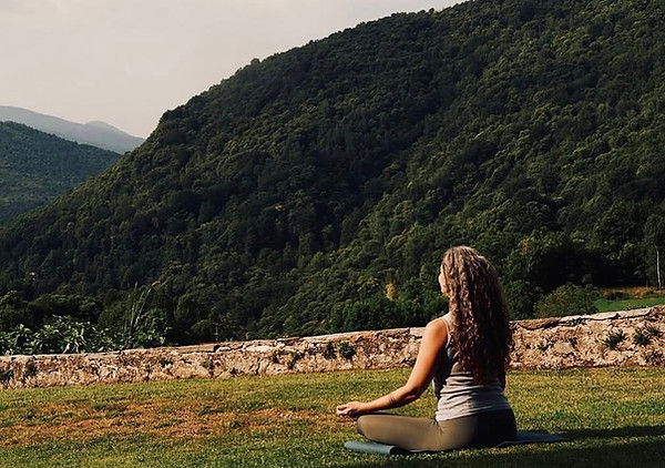 Eine Frau beim Yoga in der Natur