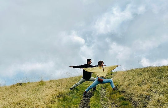 Zwei Personen beim Yoga in der Natur