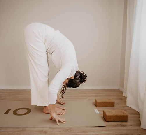 Susanne Hess in einer vorgebeugten Position