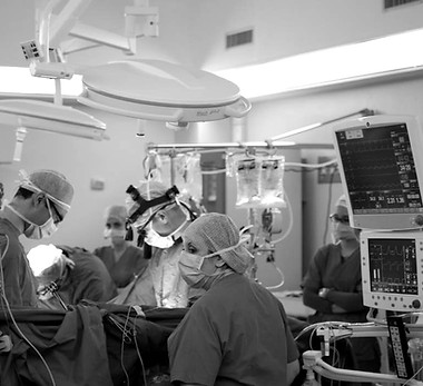 Cardiac_surgery_operating_room_edited.jp