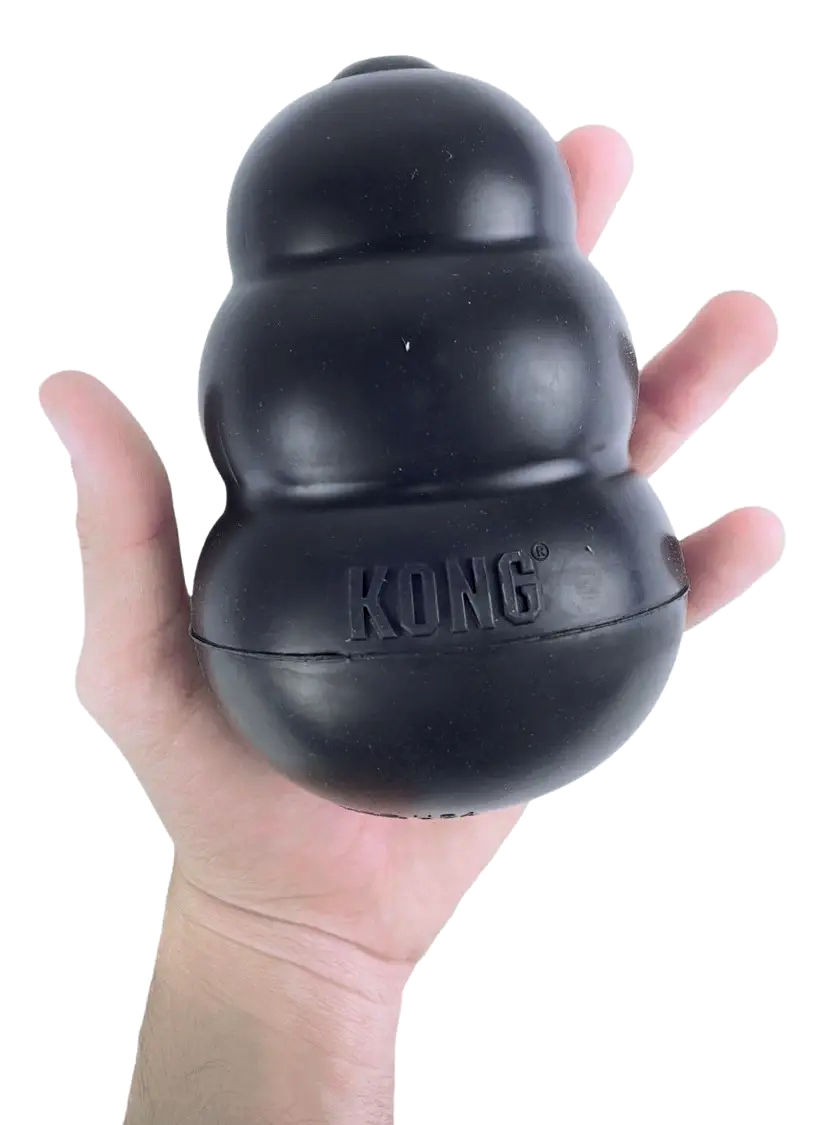 Brinquedo recheável KONG Extreme de borracha preta ultra resistente.