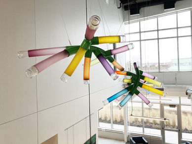 Verre soufflé, miroir, aluminium peint thermo- laqué.