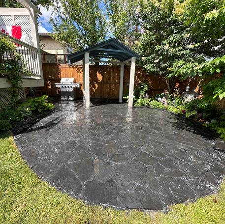 DIY circle patio made with rundle stone black