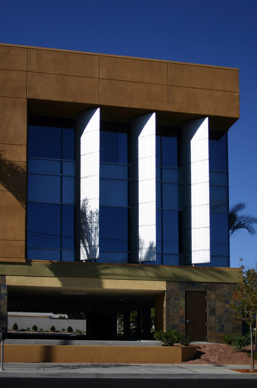 shifini-exterior-4.jpg