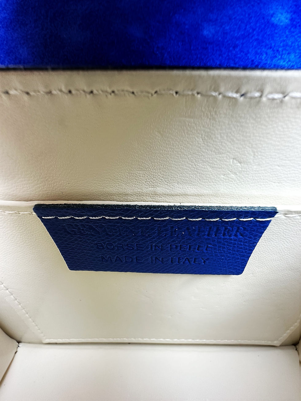 Miniatura: Interior view of blue leather mini bag with suede lining and small pocket