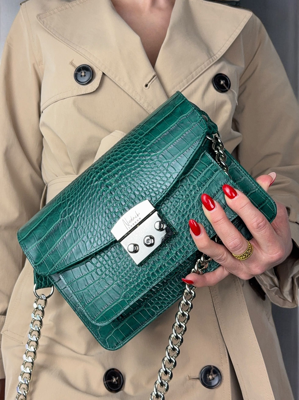 Miniatura: Model holding NORDACHI green croc embossed leather bag