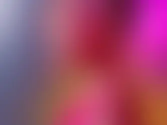 Eine kahlköpfige Frau im pinkfarbenen Top schreit mit weit geöffnetem Mund und geschlossenen Augen in die Kamera — Symbolbild für das Herauslassen von Wut und unterdrückten Emotionen