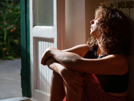 Ich, wie ich am Boden sitze und aus der offenen Tür schaue.