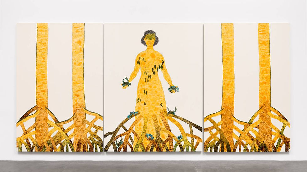 Obra de arte composta por três painéis lado a lado. No painel central, uma figura humana estilizada em tons amarelos está de pé com os braços estendidos, parecendo crescer entre raízes que se espalham na parte inferior da imagem. A figura tem folhas sobre o corpo e segura pequenos objetos nas mãos, transmitindo uma sensação de conexão com a natureza. Os painéis laterais mostram troncos de árvores com raízes que se integram com as raízes da figura central, sugerindo unidade entre o ser humano e o ambiente natural.
