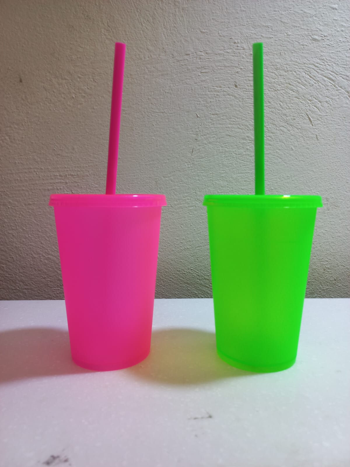 PAQUETE DE 10 VASOS PERSONALIZADOS TIPO FIESTA CON POPOTE NEON