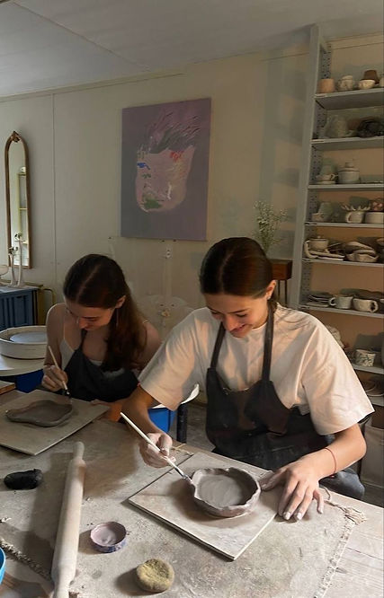 frauen töpfern werken kreativ kunst