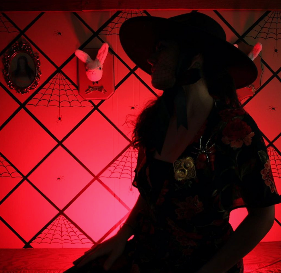 mysterious photo, stefanie correia,