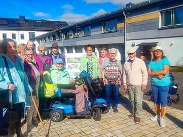 Viele Interessierte beim Stadtspaziergang zum Bieneninstitut