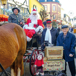 Adventsstimmung 2011 in der Fußgängerzone mit dem Nikolaus des Verkehrsvereins (Foto: Harald Pausch)