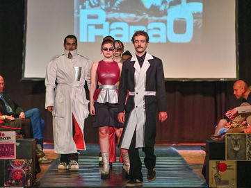 Cover Art meets Fashion – Mode, die die Kunst der Plattencover feiert