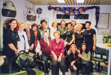 Heinz und Bernd Erlemann (um 2000). Bild mit allen aktuellen u. ehemaligen Mitarbeiterinnen