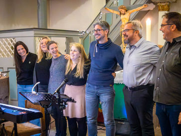 „Leise Reise“ macht Station in Betziesdorf – berührende Musik, volle Kirche und starke Spendenbereitschaft