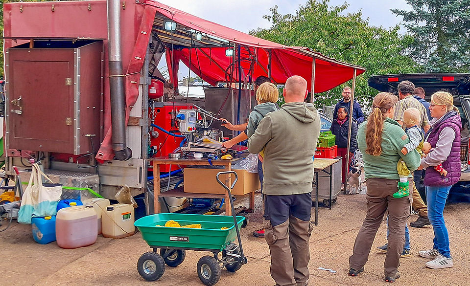 Tills mobile Saftpresse beim Kelterfest