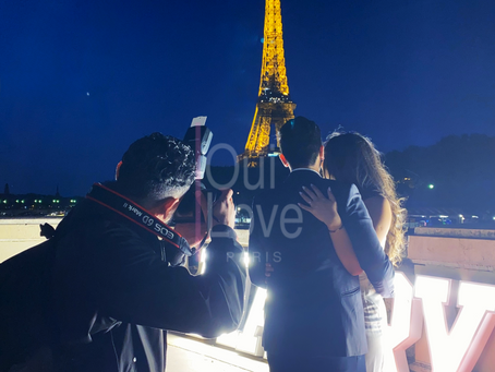 couple en shooting photo devant la Tour Eiffel