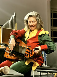 Monika spielt Drehleier