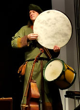 Bernhard spielt Rahmentrommel