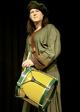 Bernhard spielt Landsknechtstrommel