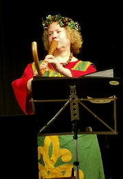 Ingrid spielt Krummhorn
