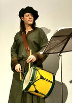 Bernhard spielt Landsknechtstrommel