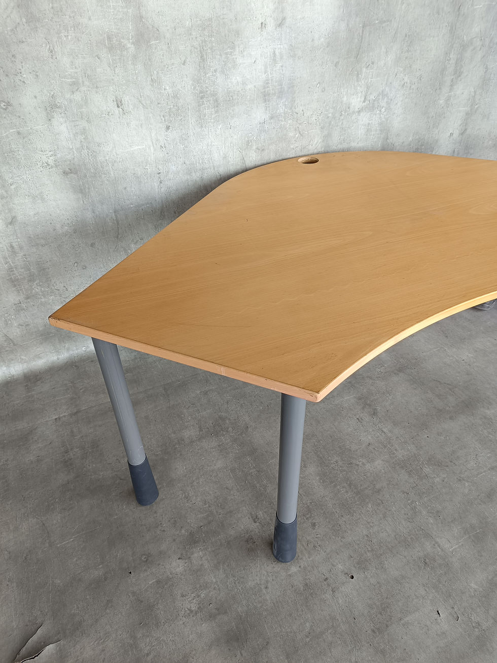 Miniatura: Biurko Kinnarps zaokrąglone 200x105 cm