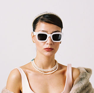 İstanbul sokaklarında Audrey Hepburn stilinde bir kadın portresi, analog çekim