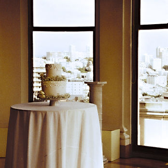 Fotografía análoga o analógica de un pastel de bodas en una ventana en San Francisco