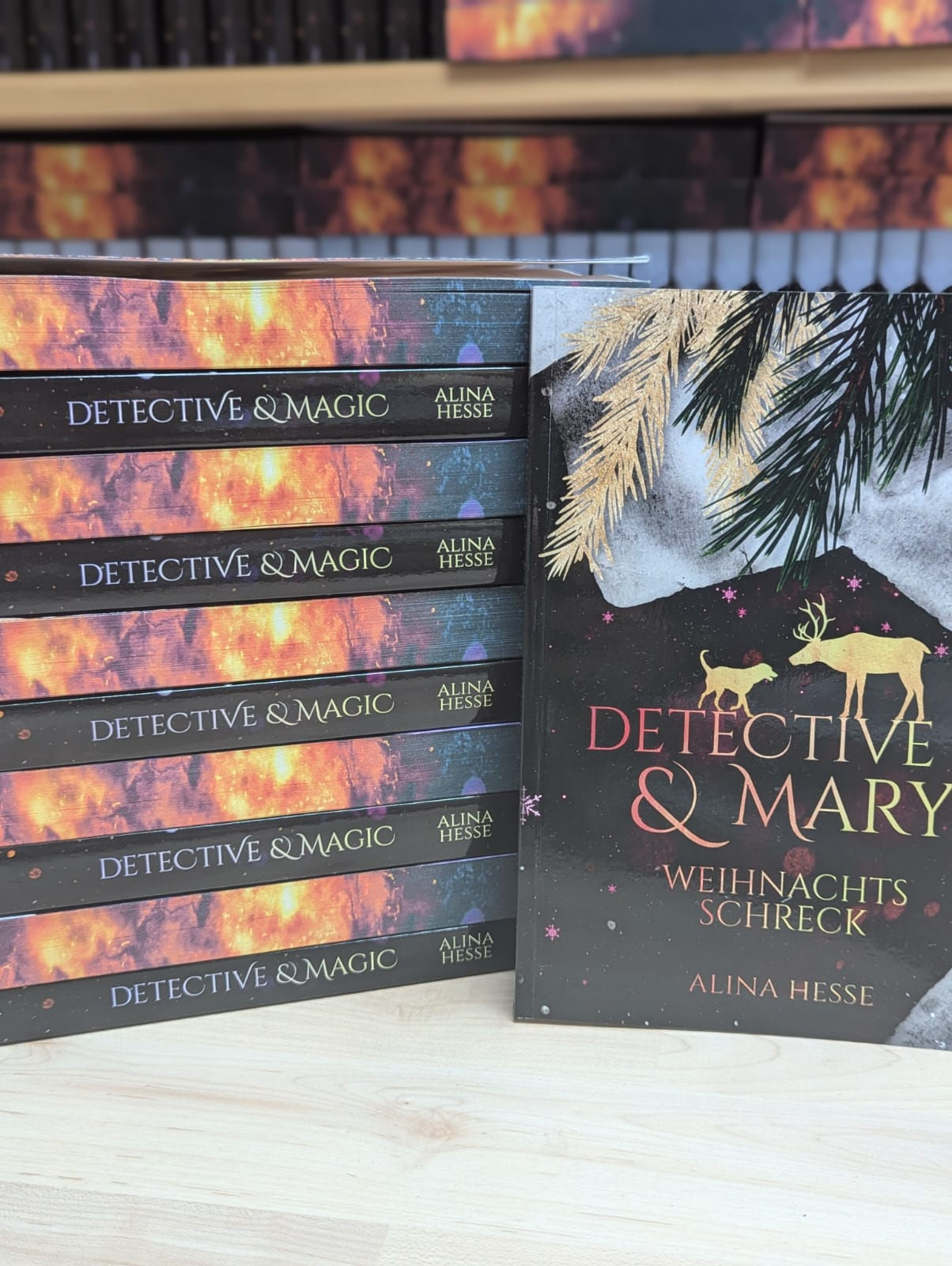 Farbschnitt des Buches Detective & Magic sowie der Buchrrücken. Außerdem das Cover des von Alina Hesse geschriebenen Buches.