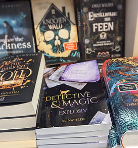 Detective & Magic im Bücherregal liegend