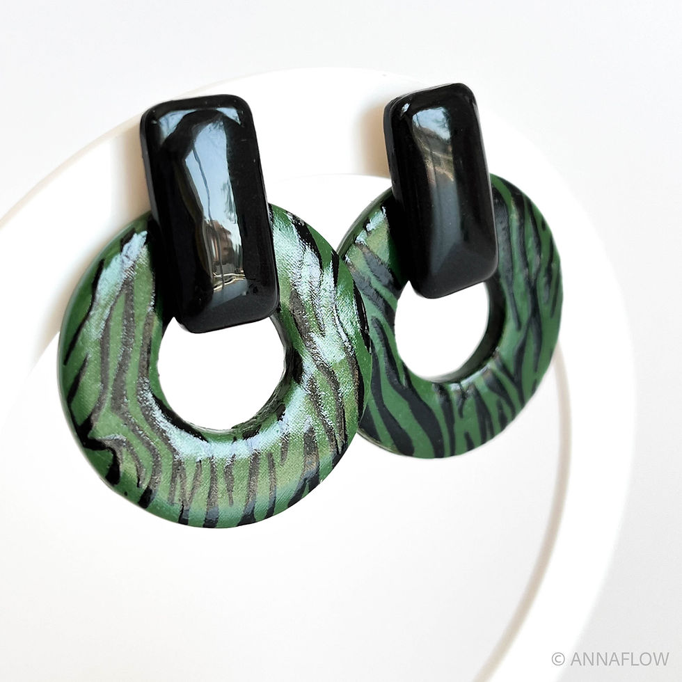Miniature : Gros plan boucles JUNGLE Disque vert, motif vert noir graphique, clous noirs — Annaflow.
