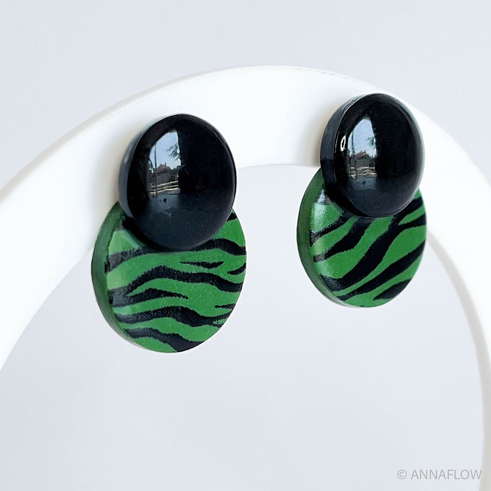 Gros plan boucles JUNGLE Mini, motif vert noir graphique, clous noirs — Annaflow.