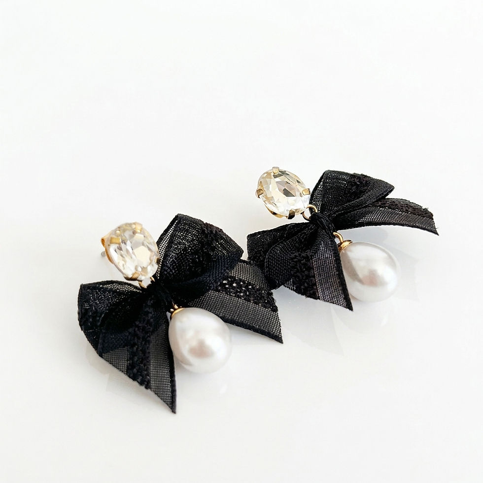 Boucles d'oreilles ANNAFLOW : cristal ovale doré, grand nœud en dentelle noire et perle nacrée goutte