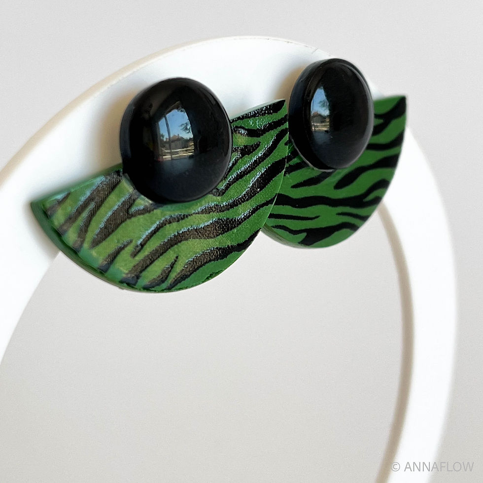 Gros plan boucles JUNGLE Demi-lune, motif vert noir graphique, clous noirs — Annaflow.