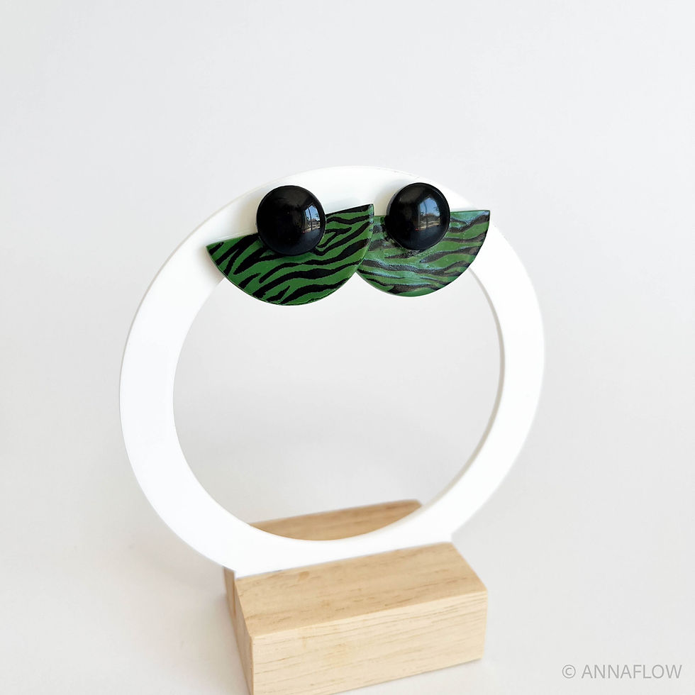 Boucles JUNGLE Demi-lune, motif vert noir graphique, clous noirs, présentoir blanc — Annaflow.