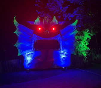 Verkleidung des FOH auf dem Singoldsand Festival in Schwabmünchen mittels 4,5m x4,5 m Styroporskulptur, mit Beleuchtung