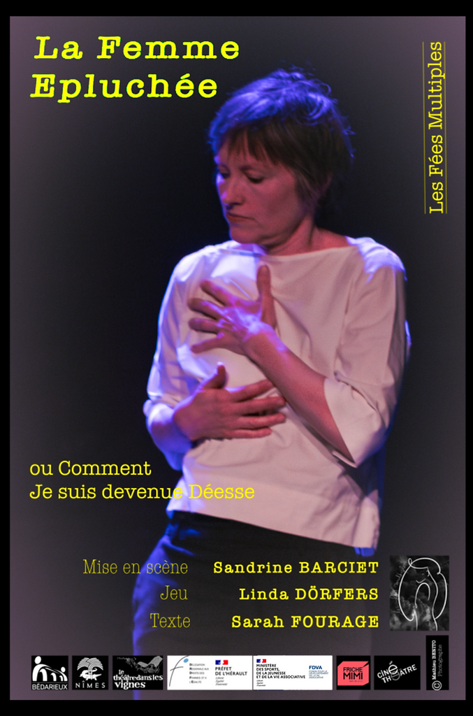 Affiche du spectacle : la comédienne a les mains posées de part et d'autre de son sein touché par une tumeur