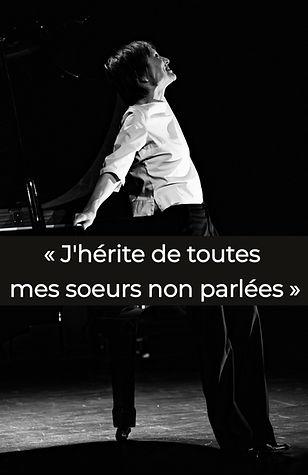 la comédienne adossée à. un piano  queue regarde vers le haut, confiante en l'avenir
