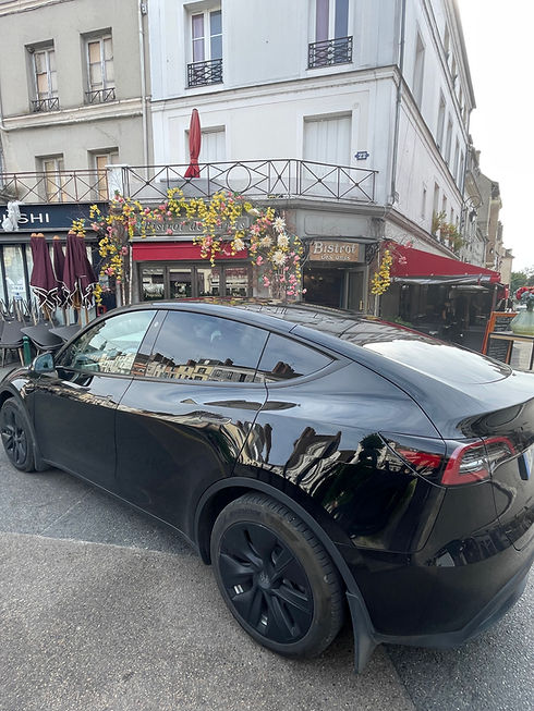 vtc tesla noire garée dans les rues de fontainebleau