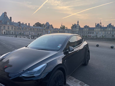 vue avant tesla noire garée à fontainebleau