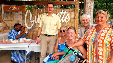 Photo d'Hugues et Christine devant la guinguette